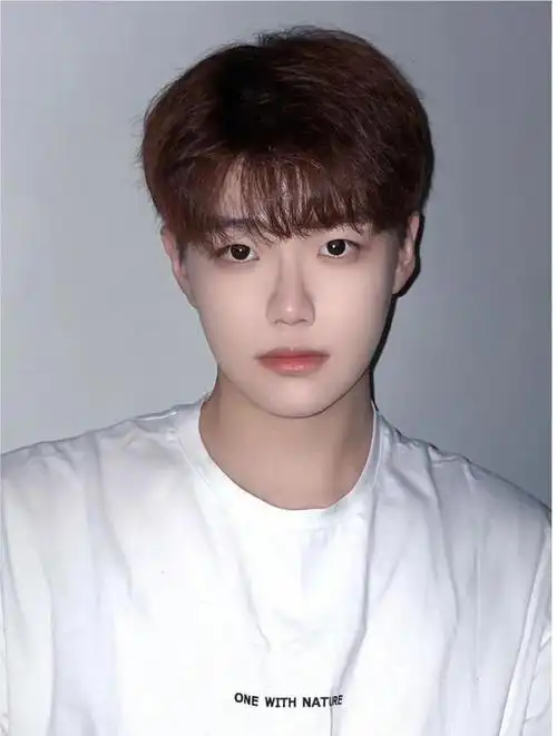 中式复古发型男中长发(今秋最帅男发15款)