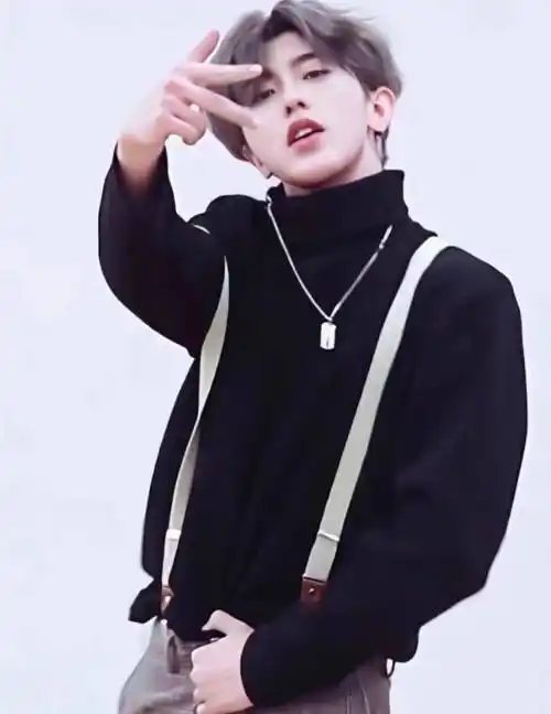 时隔五年蔡徐坤再穿背带裤唱跳,处境却大不相同,迷倒大片ikun_舞台