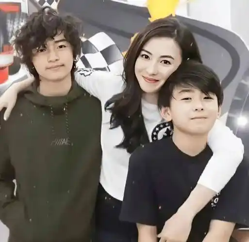 张柏芝为三胎儿子庆生,孩子生父缺席,5岁小儿子比两个哥哥帅?