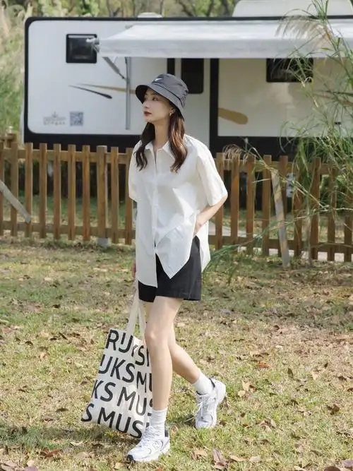 2021年穿衬衫,配短裤更好看,用极简的搭配方式,演绎时髦女人味