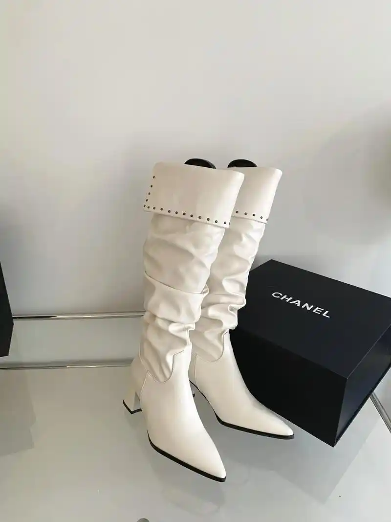 这双白色长筒靴真的太美了!