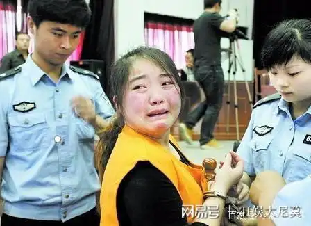 "最母爱女警官"走红,审案现场哺乳犯人婴儿,受审母亲当场泪崩