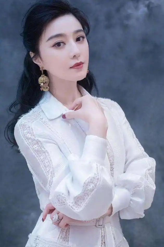 很多人形容真人范冰冰,美到你不敢直视她.