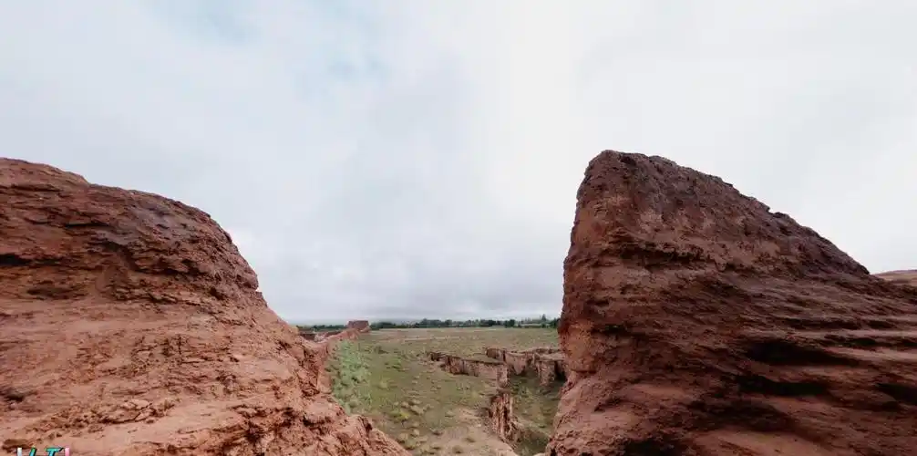 自驾甘肃无人区,看到一块貌似圣象天门的土墩,有人知道是什么吗