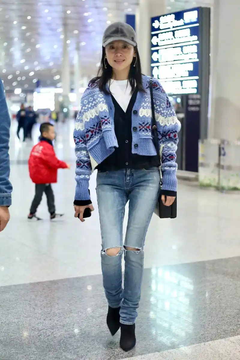 董洁穿蓝色针织开衫搭配蓝色牛仔裤现身机场,皮肤白皙面带微笑