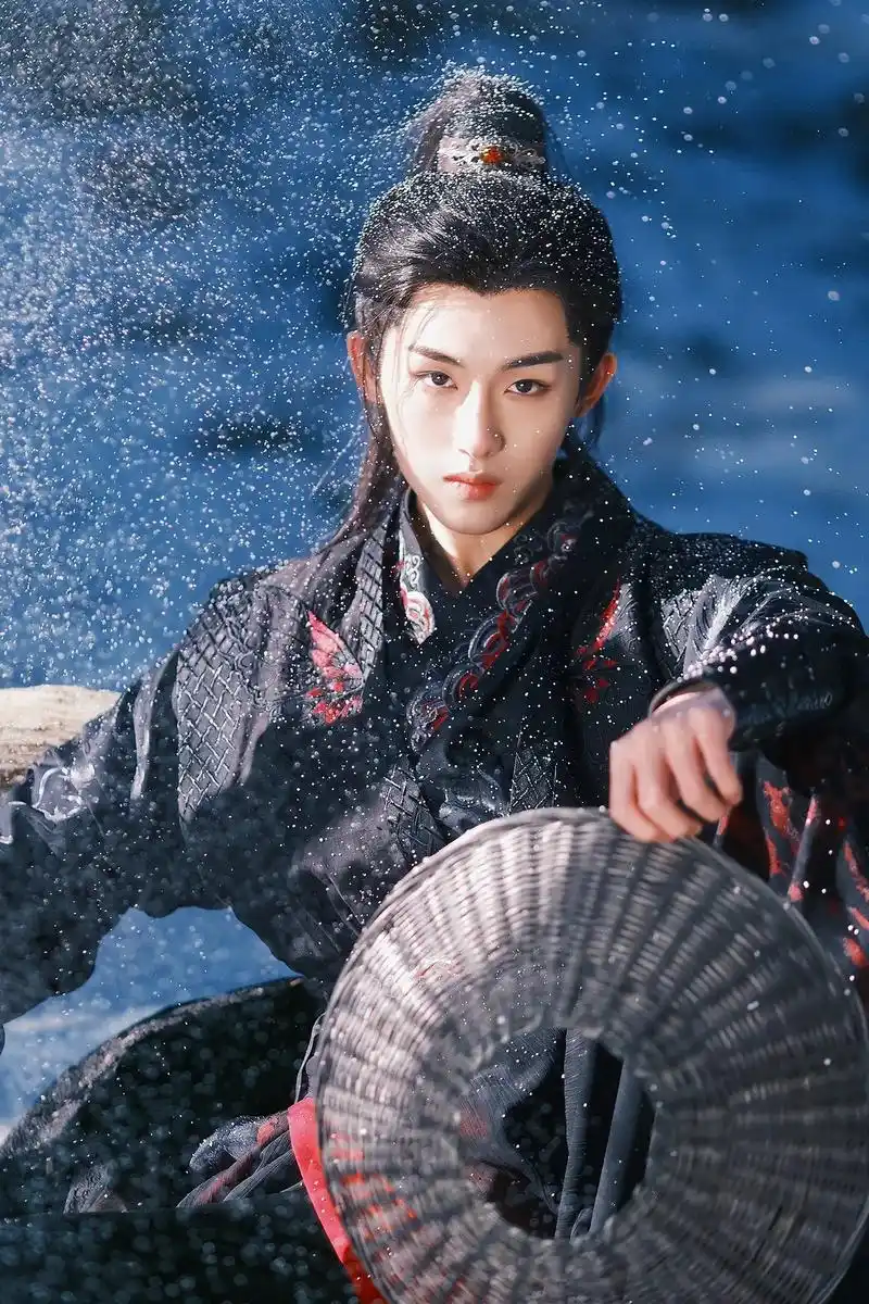 董思成 #古风造型 #古装 昀昀的古装侠客造型真的惊艳到 - 抖音