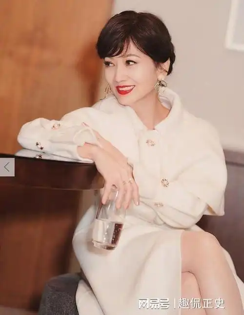 赵雅芝晒照咋看也没69岁啊看到素颜的赵雅芝网友难掩失望
