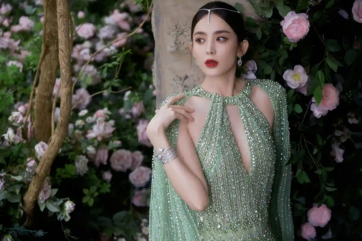古力娜扎glass璃光·藏家晚宴,一袭绿色高定礼服,轻盈薄纱   闪耀珠片