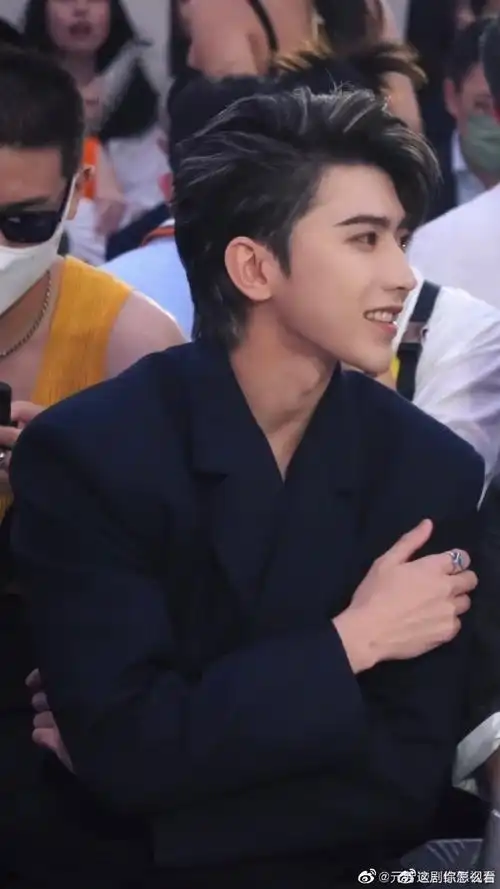 蔡徐坤的三次笑真的让人受不了呀,不知道什么是让他这么开心,笑起来好