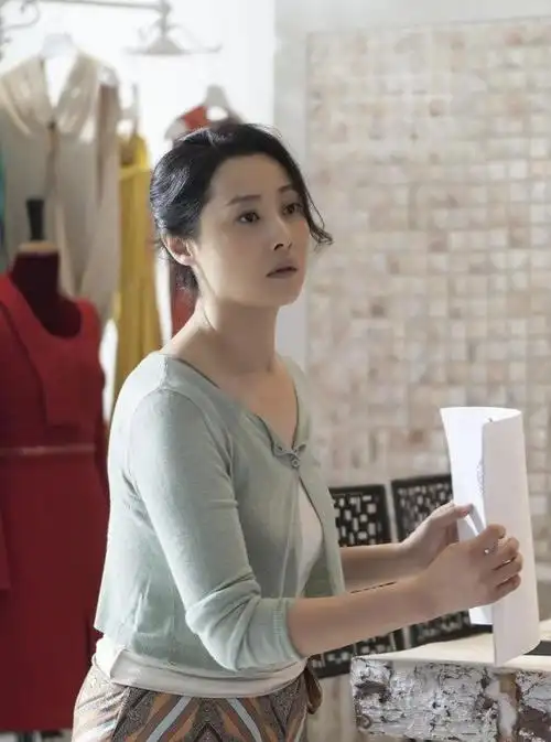 原创53岁的刘蓓状态绝了,阔腿裤搭配羊羔毛外套减龄时髦,端庄又大气