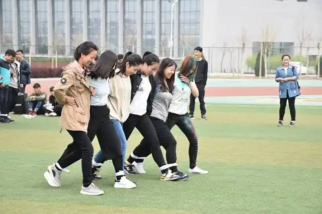 趣味竞技 吹响运动会的前奏——信息工程系"多人多足"趣味运动比赛