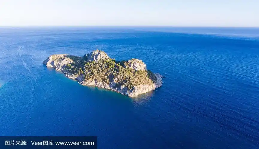 夕阳下的孤独小岛.鸟瞰图