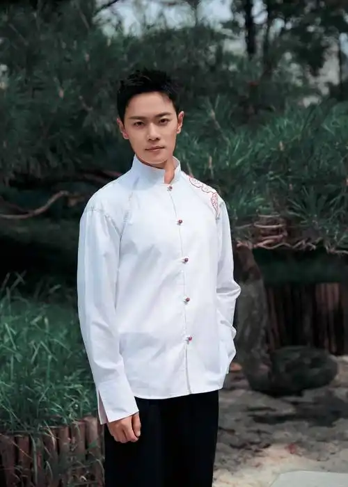 曹骏曝光初秋暖夕写真 舒适惬意氛围中彰显正气本色_白色_双目_眼眸