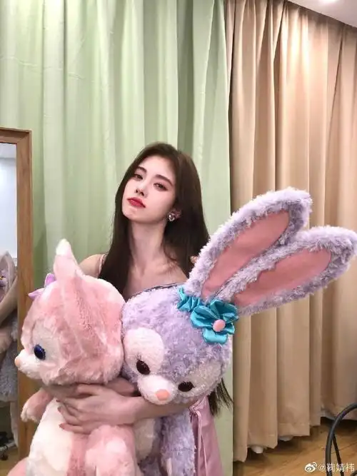 鞠婧祎九宫格营业照##鞠婧祎和玲娜贝儿星黛露合照