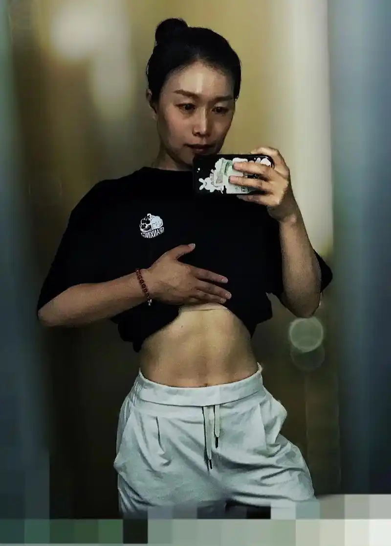 我偶像y仙人常年自律,自然光线下8块腹肌清晰可见.而我就厉害 - 抖音