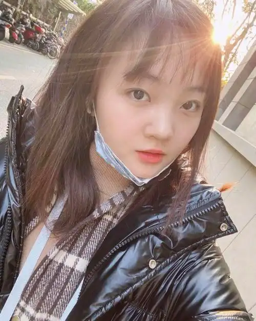 21岁林妙可近照曝光,减肥成功后大变样,下巴尖尖显成熟_腾讯新闻