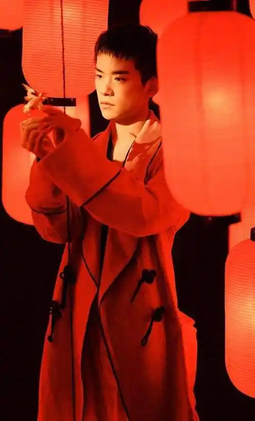 易烊千玺中国风写真来袭,"眼神杀"气势十足,粉丝:这谁顶得住