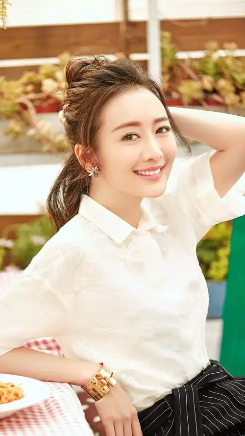 王鸥可甜可咸,既清纯又艳丽,五官非常立体.