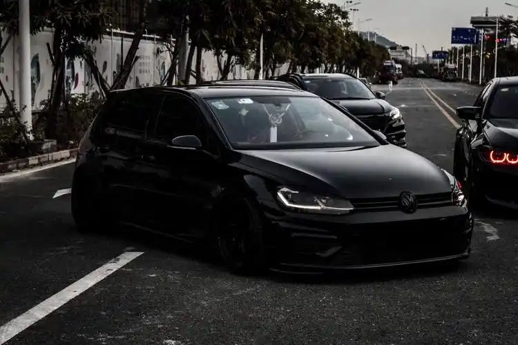 轻改后200多匹的高尔夫r-line,变身拉货改装两不误的黑武士