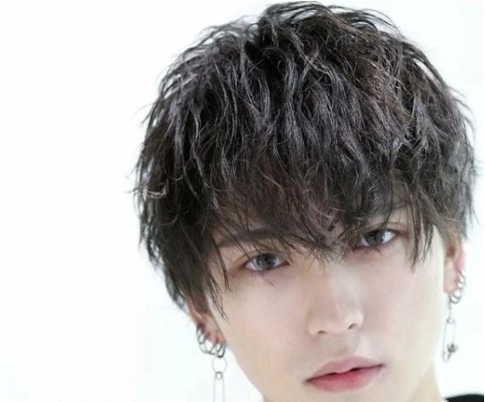 慵懒风发型对于脸型没有特别要求,本身就具有显著的修颜效果,头发修剪