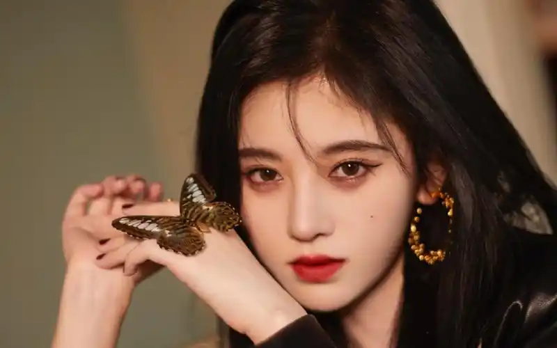 鞠婧祎甜酷皮衣写真桌面壁纸