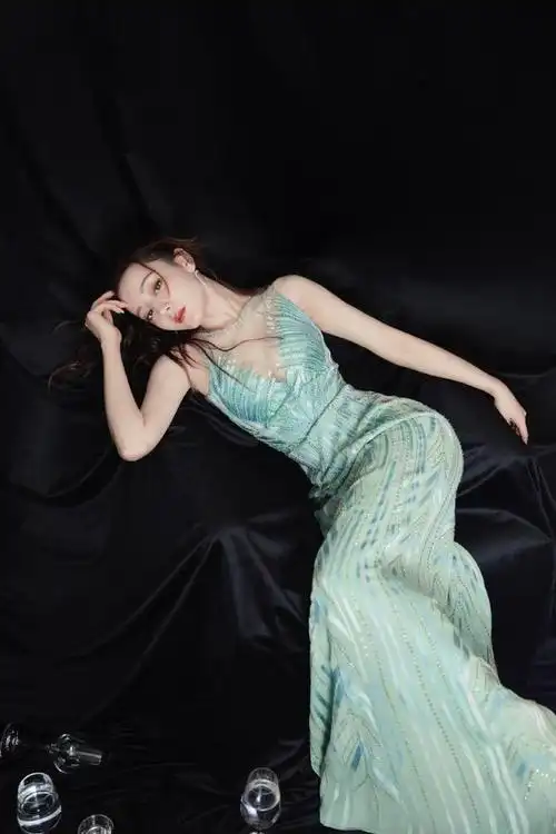 迪丽热巴真放得开穿深v礼裙大秀事业线凹凸感身材好吸睛