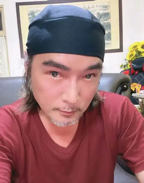 55岁焦恩俊近况曝光长发披肩身材壮硕3年无戏可拍沉迷摄影