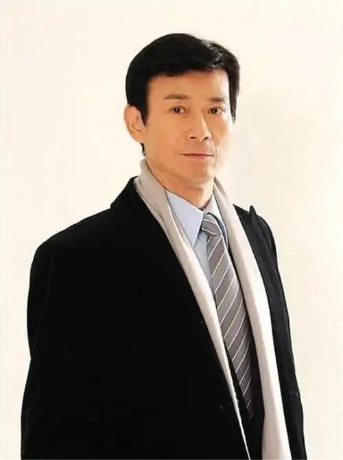 76岁郑少秋不服老!常年戴假发风度翩翩气质儒雅,真是帅了一辈子