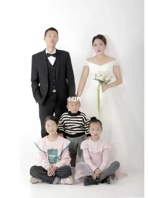 这是我们一家五口人我们在拍全家福