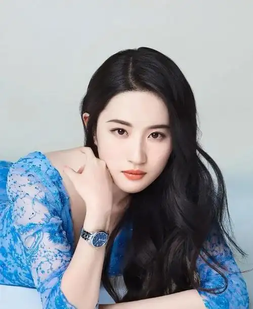 刘亦菲晒新年照卷发吊带白裙美若仙女大长腿高筒靴好抢眼