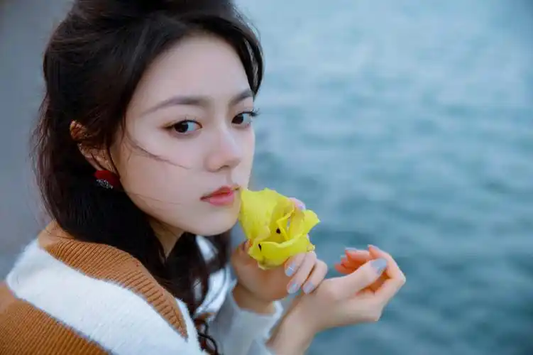 赵今麦漫步码头轻嗅花香 风吹秀发唯美浪漫_时尚_星悦