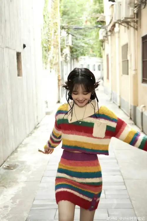 蒋依依的春日美学穿搭,随性且青春,不愧是零零后女星_澎湃号·湃客