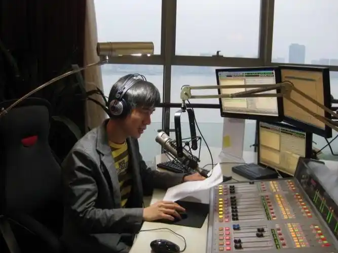 广播,电视各有其传播特点,互联网,新媒体的迅速崛起对配音员的要求