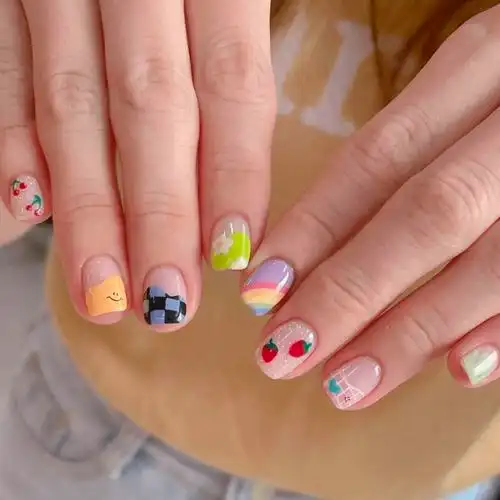 各种彩色系勾勒出多彩卡通图案,无敌俏皮吸睛~透明色打底的手绘美甲