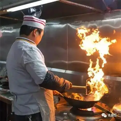 你知道为什么饭店大厨炒菜都用勺子炒菜