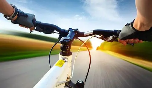 在公路上快速骑行的自行车高清摄影图片