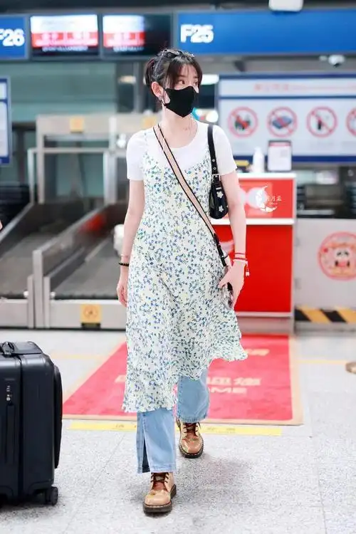 天气再热也不能阻止吴谨言穿马丁靴,女明星为了拗造型能有多拼