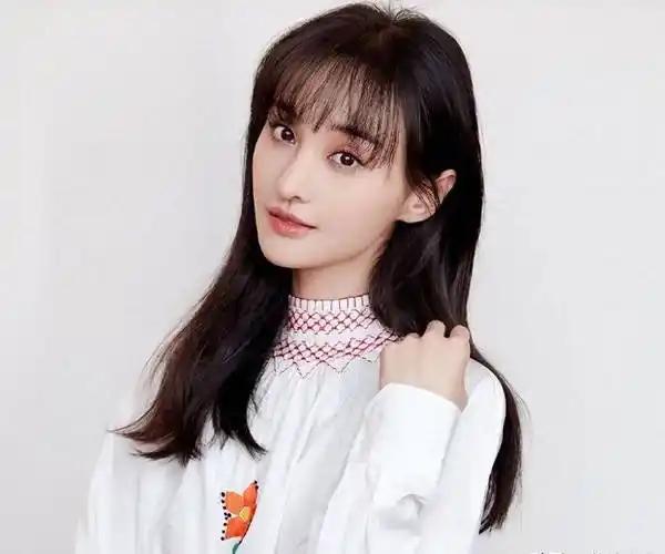 郑爽在美国被偶遇,染黄发穿短裤样貌变化大?被曝当导演拍复仇剧