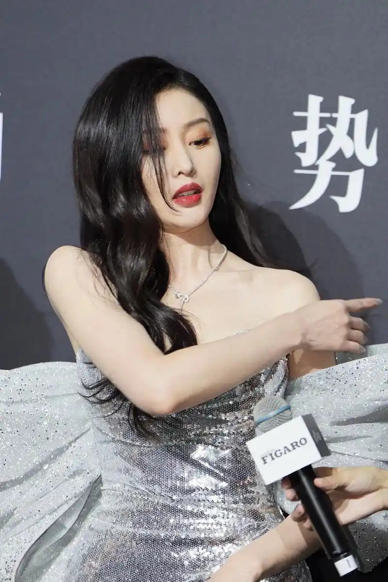 出席活动张天爱伤感依旧 满屏破碎 - 抖音