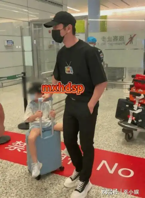 小海绵近照曝光?父子俩戴同款帽子显温馨,全程不见baby惹猜疑