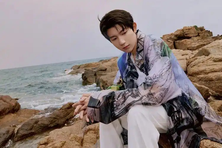 王源线上演唱会海边清爽开唱 从日落时分到月亮初上