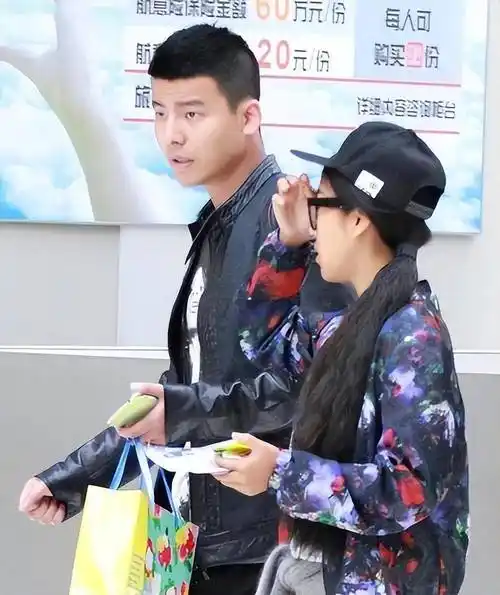 分手后,吉克隽逸的事业却下滑,为了维持人气,她开始塑造"贫穷"人设.