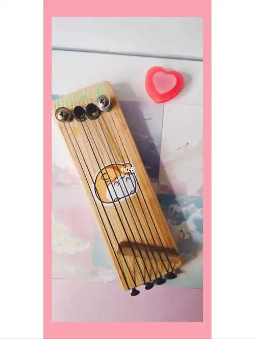 家里正好有废木头,就打磨打磨,就突发奇想做了个弦乐器,虽然声音小