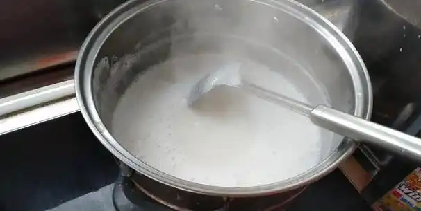 现在的豆浆啊它含量高,喝一碗顶过去五碗,你瞧我,一口气喝五碗