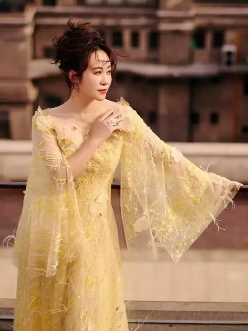 马丽影史首位票房破200亿女主演#@演员马丽从千场话剧到百亿票房