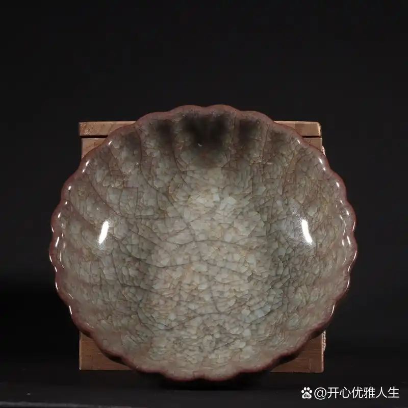 旧藏南宋   官窑冰裂纹菊瓣盘洗.尺寸～高5cm,口径15.3cm,底经9.3cm