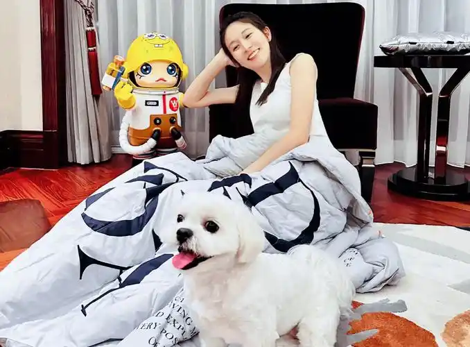 孙杨老婆张豆豆孕味足,小腹凸出手捂肚,更多细节被扒_网友_夫妻俩