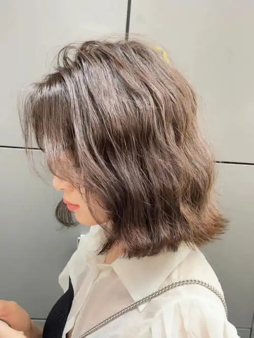 不一定非要是大波浪短发卷发也可以很迷人