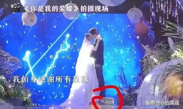 难怪电视里只有上半身,原来镜头外的下半身都"暗藏玄机"!