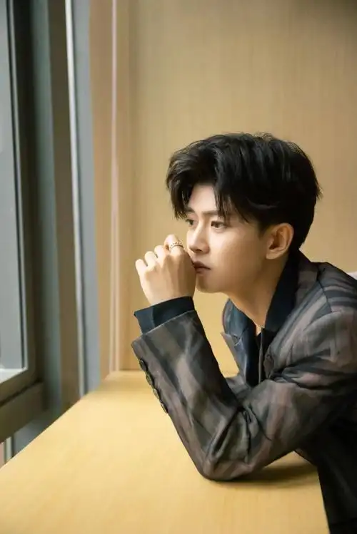 有颜有品任嘉伦三件事吃鱼睡觉剪圆寸